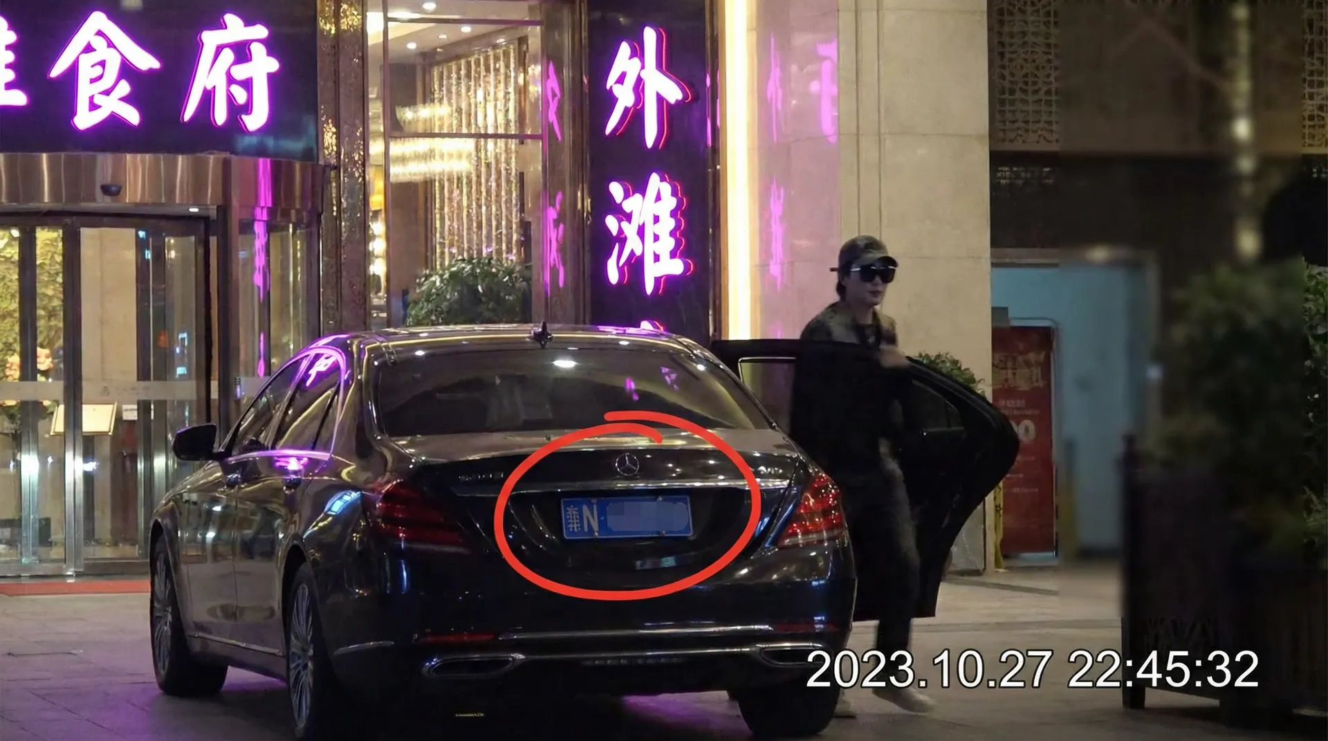 里番导航 | 里番官方入口~热点里番分享平台 - 豪车餐厅外偷拍
